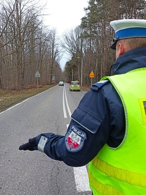 na zdjeciu widać radiowóz i policjanta