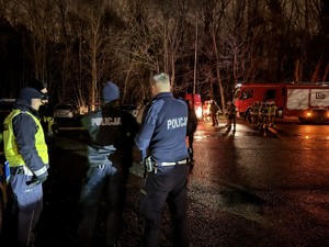 na zdjęciu widać policjantów i strażaków