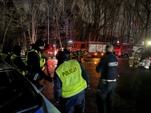 na zdjęciu widać policjantów i strażaków