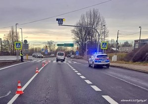 na zdjęciu widać ulice, samochody, radiowóz i policjanta