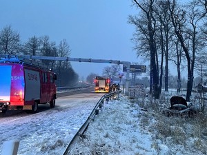 na zdjęciu widać woź strażacki i jezdnię