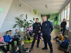 na zdjęciu widać policjantów i dzieci