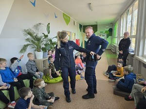 na zdjęciu widać policjantów i dzieci