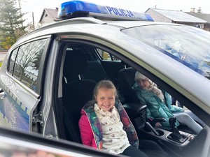 na zdjęciu widać dzieci w radiowozie