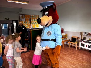 na zdjęciu widać dzieci i Hektora