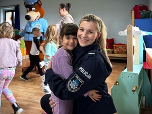 na zdjęciu widać dzieci i policjantkę