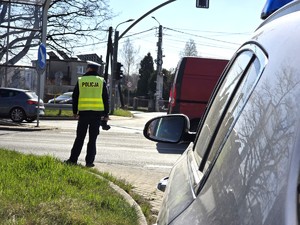 na zdjęciu widać policjanta przy drodze