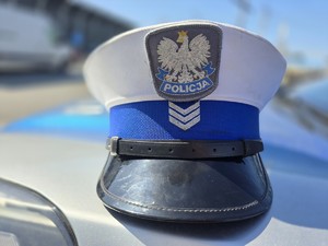 na zdjęciu widać policyjną czapkę