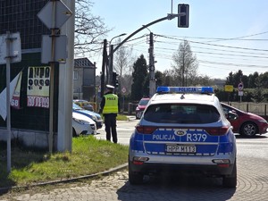 na zdjęciu widać policjanta i radiowóz