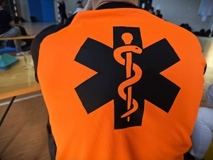 na zdjęciu widać koszulkę ratownika