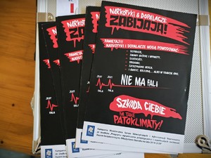 na zdjęciu widać ulotki