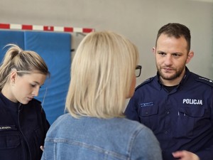 na zdjęciu widać policjantów
