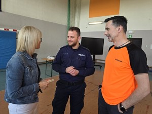 na zdjęciu widać policjanta i pracowników szkoły