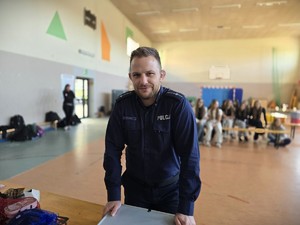na zdjęciu widać policjanta