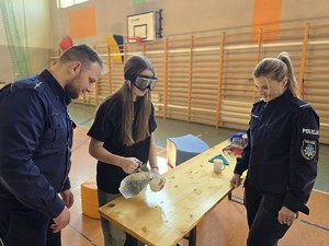 na zdjęciu widać policjantów i uczennicę