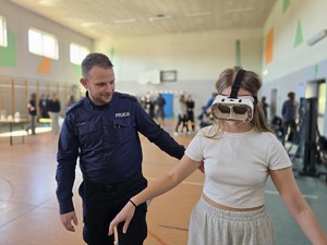 na zdjęciu widać policjanta i uczennicę
