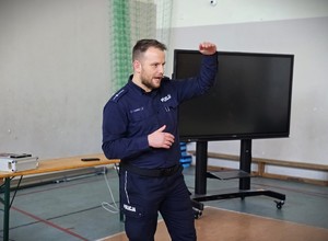 na zdjęciu widać policjanta