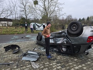 na miejscu widać samochód na dachu i symulanta