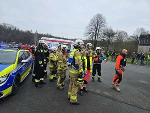 na zdjęciu widać służby na miejscu zdarzenia