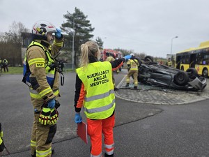 na zdjęciu widać ratowniczkę medyczną i strażaka
