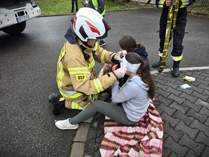 na zdjęciu widać strażaka i ranną symulantkę