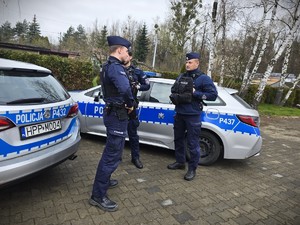 na zdjęciu widać policjantów przy radiowozie