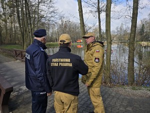 na zdjęciu widać służby przy stawie
