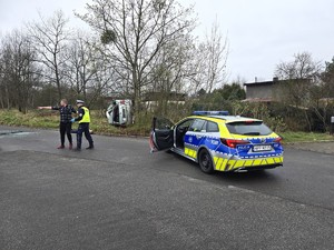 na zdjęciu widać policjanta na miejscu zdarzenia