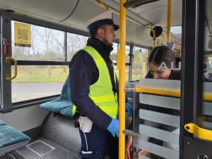 na zdjęciu widać policjanta w autobusie