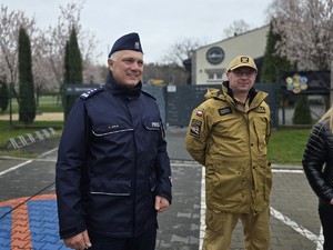 na zdjęciu widać policjanta i strażaka
