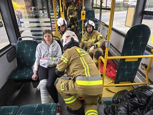na zdjęciu widać strażaków w autobusie