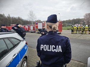 na zdjęciu widać policjantkę przy radiowozie