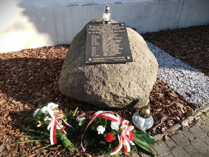 na zdjęciu widać pomnik i znicze