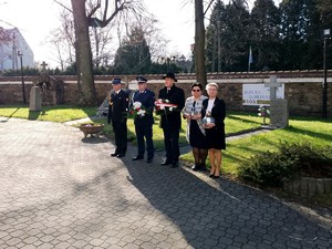 na zdjęciu widać mundurowych i przedstawicieli samorządu