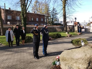 na zdjęciu widać mundurowych oddających hołd