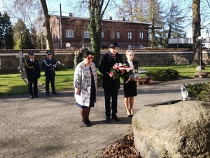 na zdjęciu widać mundurowych i przedstawicieli samorządu