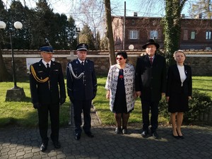 na zdjęciu widać mundurowych i przedstawicieli samorządu