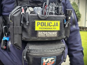 na zdjęciu widać kamizelkę policyjną