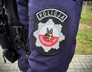 na zdjęciu widać policyjną naszywkę