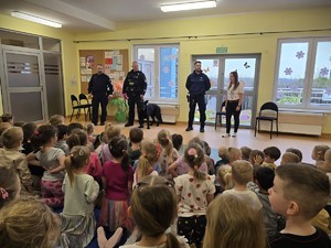 na zdjęciu widać policjantów, psa i dzieci