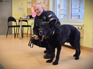 na zdjęciu widać policjanta i psa