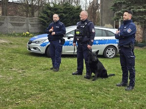 na zdjęciu widać policjantów i psa
