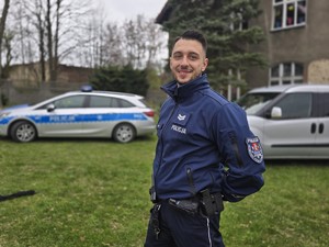 na zdjęciu widać policjanta