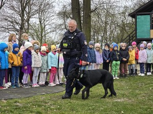 na zdjęciu widać policjanta, psa i dzieci