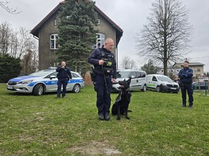 na zdjęciu widać policjantów i psa