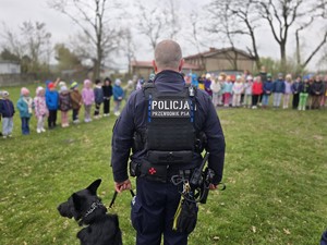 na zdjęciu widać policjanta, psa i dzieci