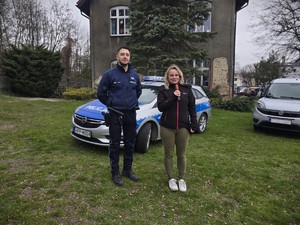 na zdjęciu widać policjanta i kobietę