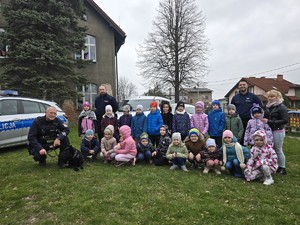 na zdjęciu widać policjanta, psa i dzieci