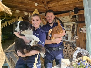 na zdjęciu widać policjantów z królikiem i psem