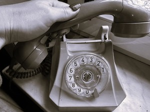 na zdjęciu widać stary telefon stacjonarny